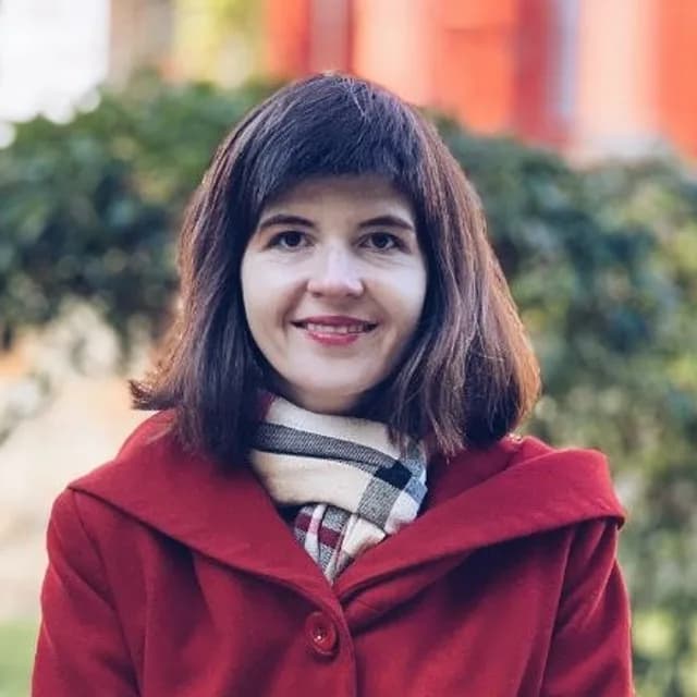 Юлія — Викладач біології